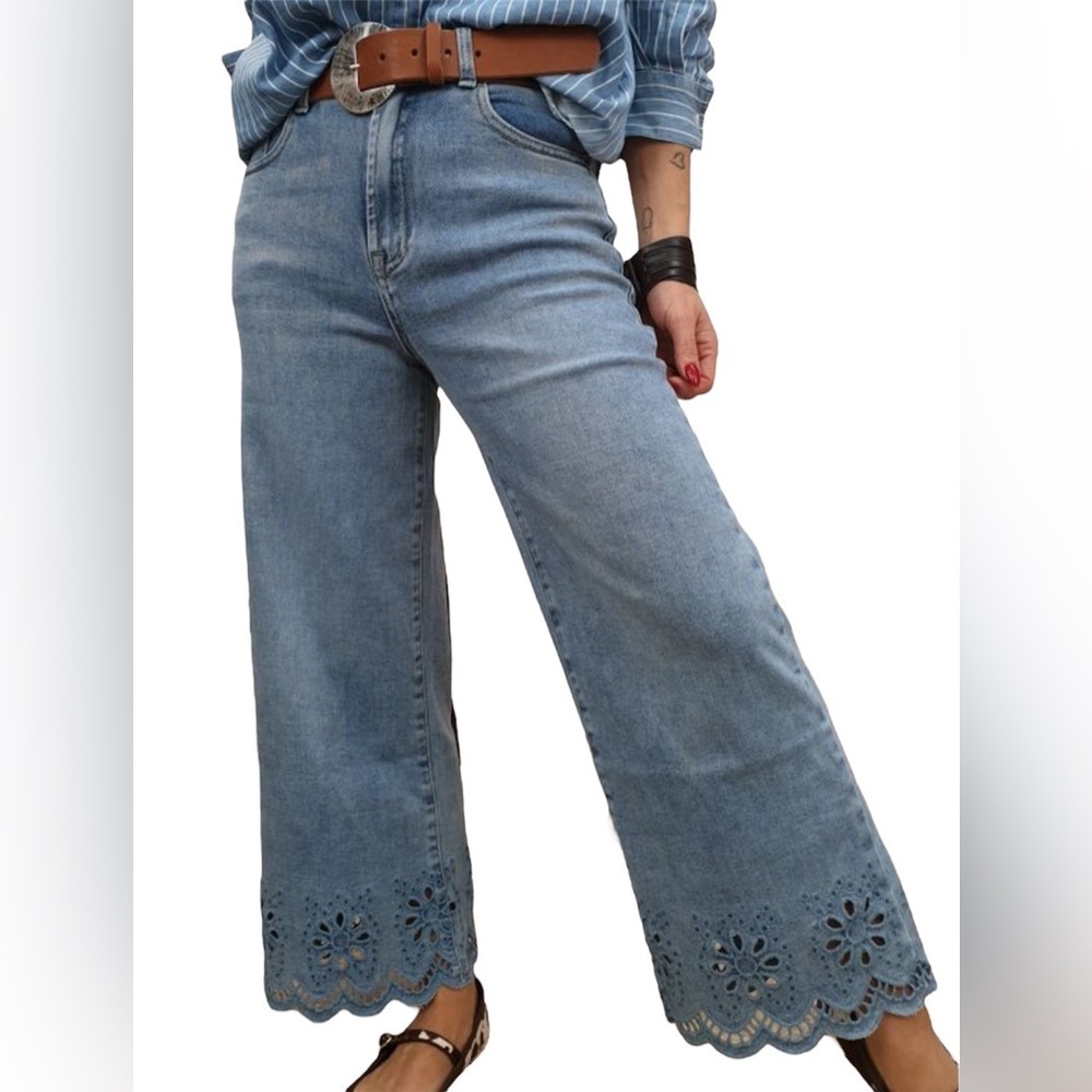 Women's Cropped Wide-Leg Jeans with Eyelet Hem - Picture 4 of 9